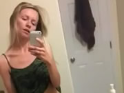Blonde minuscule adolescente jouer avec la chatte